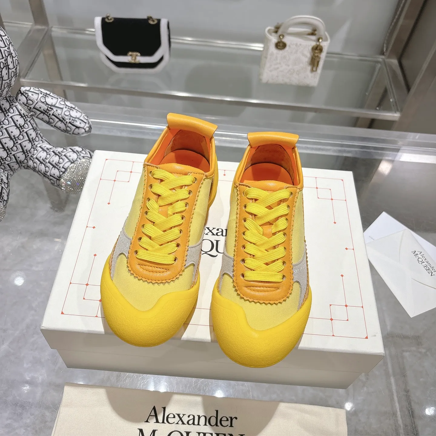 👟👟Ex-factory price 580👟👟 Men's size +10 2025 McQueen's new AIexanderMcQUEEN✅ The original quality has been certified! The original version is reproduced 1:1, and the latest products are available at the latest counters simultaneously. • McQueen logo • Round toe box • Lightweight segmented sole design, made of imported stretch breathable fabric + grained cowhide, soft inner lining and insole, comfortable for walking and not stuffy on the feet. Five colors: black and white • white • apricot • black brown • yellow Fabric: grained cowhide + stretch fabric + cow suede Insole: imported sheepskin Women’s model: 35–40 (40 for women is non-refundable) Men’s model: 40-45 (45 for men is non-refundable) Women’s model: (men’s model +10)